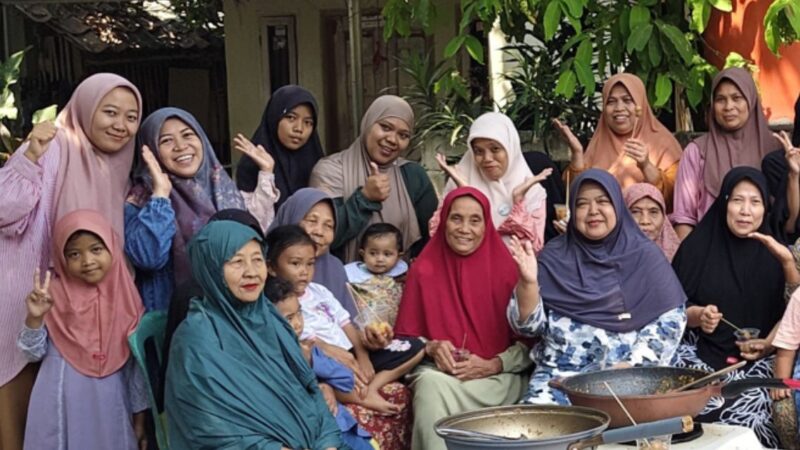 Lajnah Imaillah Karawang Pererat Silaturahmi dengan Warga Lewat Masak Bersama