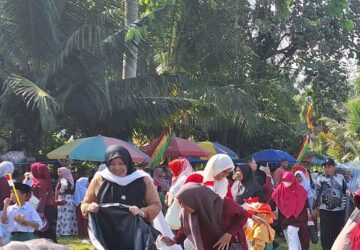 Anggota Jemaat Ahmadiyah Tanjung Medan Pungut Sampah Usai Upacara HUT RI