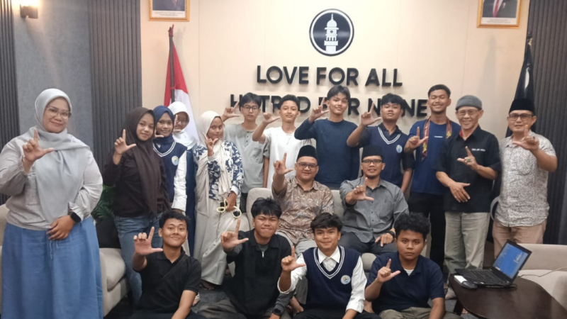 Silaturahmi Lewat Literasi, 15 Pelajar  Sambangi Peace Centre JAI Tasikmalaya