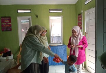 Lajnah Imaillah Sukabumi Terlibat dalam Pemberian Obat Cacing di Posyandu