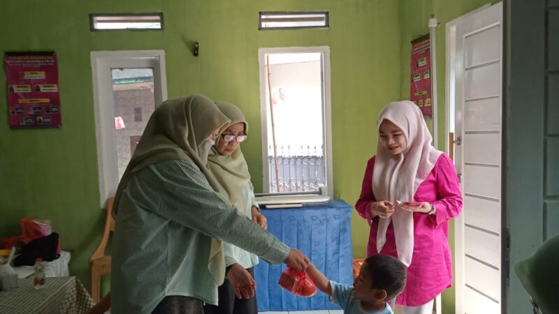 Lajnah Imaillah Sukabumi Terlibat dalam Pemberian Obat Cacing di Posyandu
