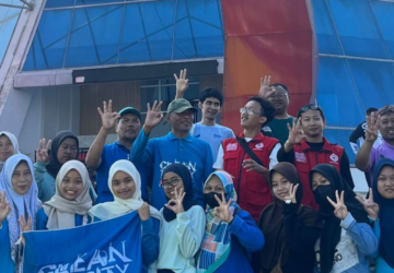 Clean The City Banyumas Bersihkan Menara Pandang dari Sampah Puntung Rokok