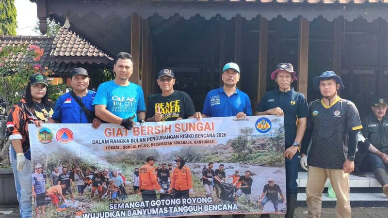Jemaat Ahmadiyah Purwokerto Bersihkan Sungai Kalipelus, Cegah Potensi Bencana