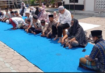 Di Bawah Terik Matahari, Anggota Jemaat Ahmadiyah Tambun Sholat Istisqa