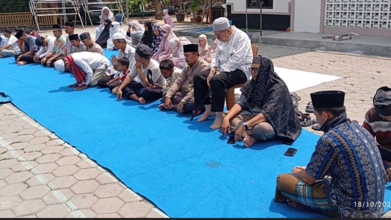 Di Bawah Terik Matahari, Anggota Jemaat Ahmadiyah Tambun Sholat Istisqa