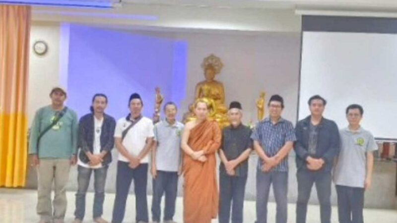 Jemaat Ahmadiyah Lampung dan Gusdurian Duduk Bersama di Vihara Suvanna Dipa
